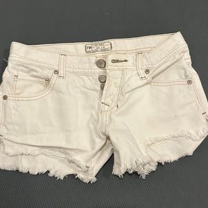 FREE PEOPLE SIZE 24 — white jean shorts